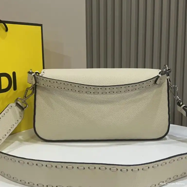 Vintage HOT Fendi Leather In Medium Beige Romano Selleria Cuoio Bag Baguette 0509